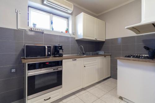 Kitchen, House Jasmin with large garden - by TA Leut Agency in Ninski Stanovi