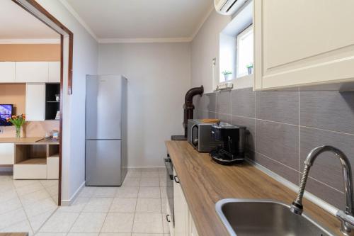 Kitchen, House Jasmin with large garden - by TA Leut Agency in Ninski Stanovi