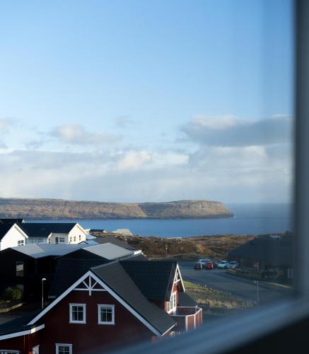 B&B Tórshavn - New 2 BR Apt - Ocean and Mountain View - Bed and Breakfast Tórshavn