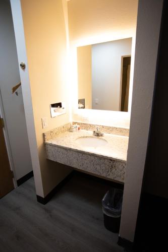 Econo Lodge Winslow I-40 - image 9