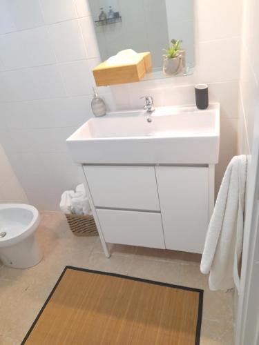 Elegant studio in the heart of Seville 35 m² near monuments. - image 3