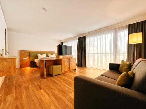 1 queen bed, 1 sofa bed