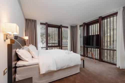 1 king bed, 1 sofa bed