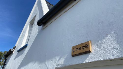 Carnmhor, Isle of Skye - Stunning 242 year old cottage on its own sea shore!