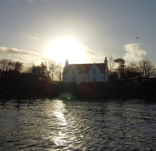 Carnmhor, Isle of Skye - Stunning 242 year old cottage on its own sea shore!