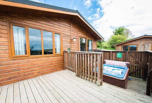 Skylark Lodge with Hot Tub - Chalet - Cupar