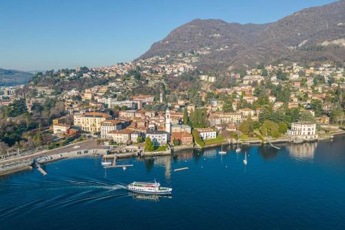 Apt in centro storico a due passi dal lago, Черноббьо