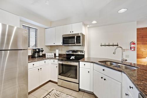Beautiful Seven Springs- 2 Bed, 2 Bath Condo in Champion, USA