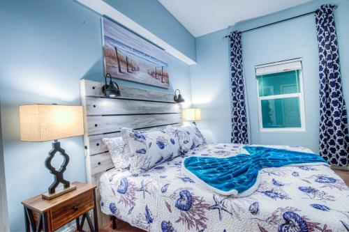 Large 3 Bd Penthouse 2034 In Laketown Great Views and Amenities! - image 12