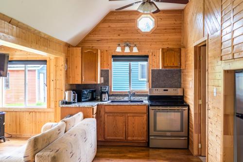Stoneburg Cove Cottages in Barcovan Beach (ON)