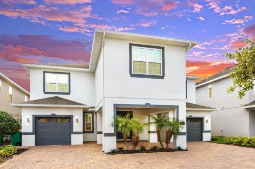 Luxurious Elite Home with Theater Room near Disney - 7604W - image 2