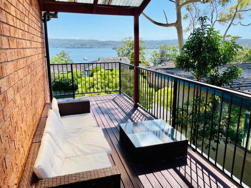 Spacious getaway with panoramic water & mountain views in Green Point