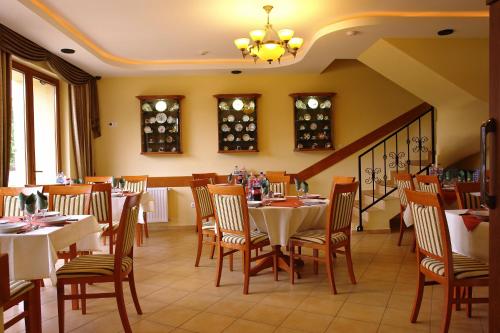 Restorāns, Szerencsemak Panzio in Kehidakustanija