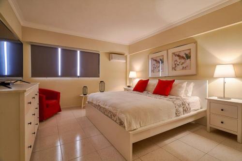 Escape 4BR Penthouse Close to Blue Mall with Private Outdoor Rooftop Terrace