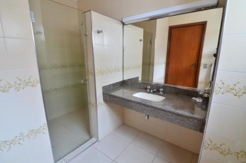 Luxury Twin Room image 6