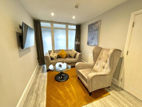 ห้องส่วนกลางสำหรับนั่งเล่น/ดูทีวี, LYMM LIVING in ลัม