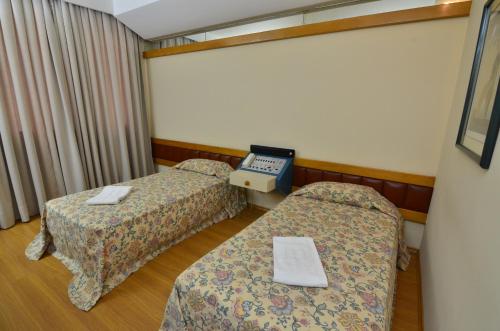 Standard Twin Room image 10