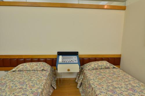 Standard Twin Room image 8