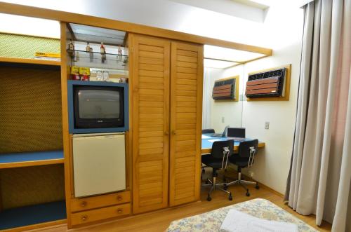 Standard Twin Room image 7