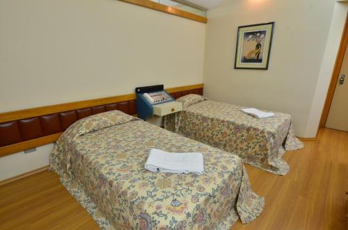 Standard Twin Room image 6