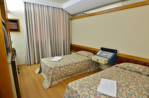 Standard Twin Room image 5