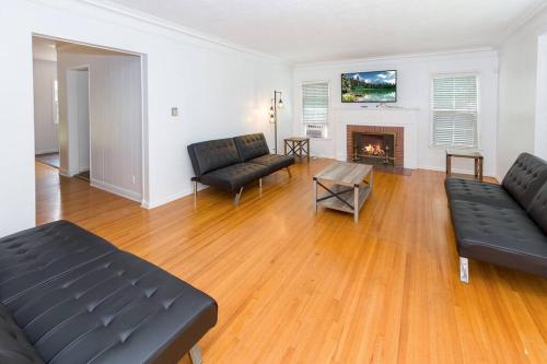 Charming Home In LA sleeps 9 W Massive Backyard