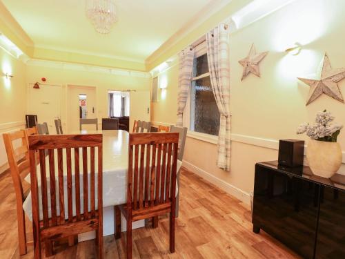 Clover Court - image 14