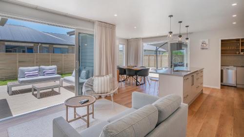 Hosts on the Coast Kick Back on Kupe