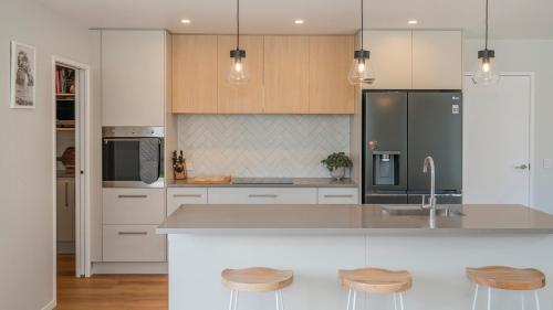 Hosts on the Coast Kick Back on Kupe