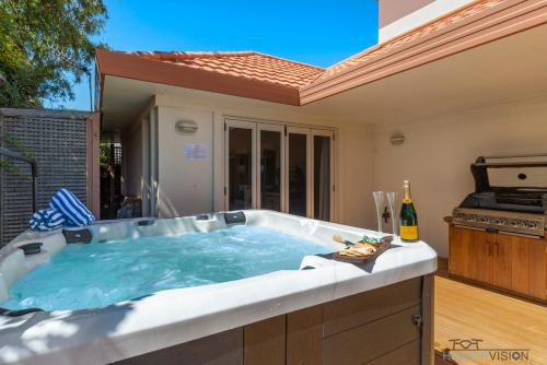 Tui Lookout - Spa Pool & Lake Views - image 5
