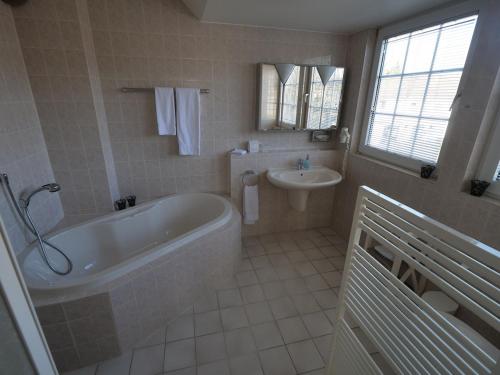 room detail thumbnail 2