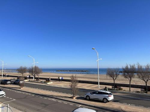 T4 1er ét. 3 ch, terrasse, 10m plage, parking - FR-1-701-59