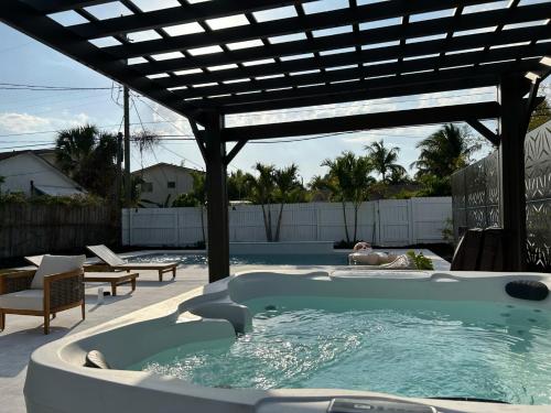 設施, Jungle Cottage with luxury pool, hot tub and more! in 萊克沃思