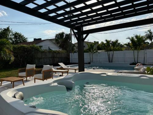 熱水浴缸, Jungle Cottage with luxury pool, hot tub and more! in 萊克沃思