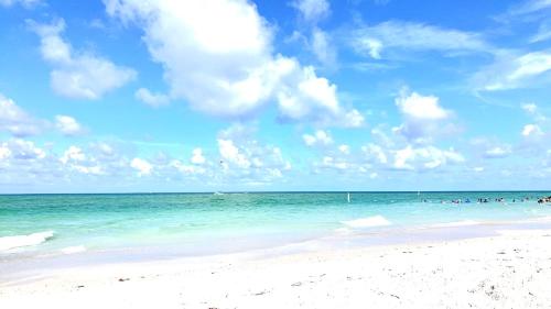 Beautiful Waterfront Home Less Than 7 mins to Beaches