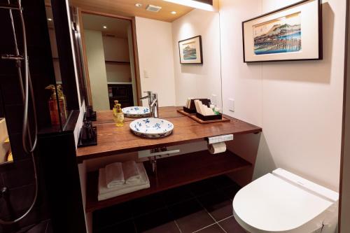 Deluxe Twin Room image 6