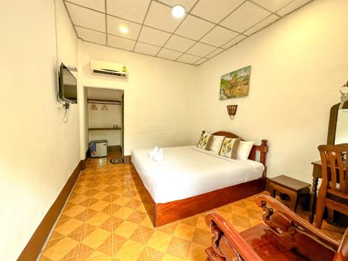 Double Room with Garden View image 5