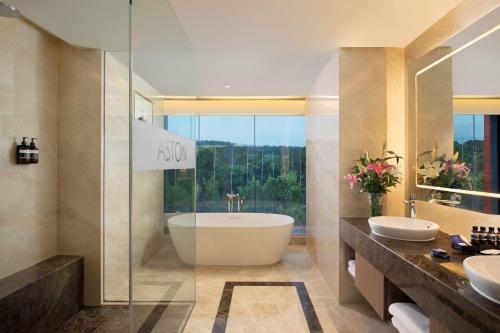 Salle de bain, Aston Sentul Lake Resort & Conference Center in Sentul