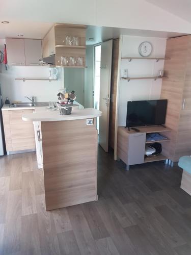 Frejus tout confort, maxi 420 m des piscines, climatisation,plus ventilation toutes les chambres, li near Le Poivrier Nomade