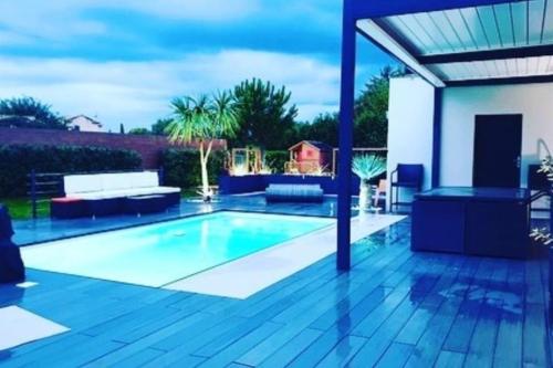 Maison de vacances contemporaine avec piscine - Accommodation - Vedène