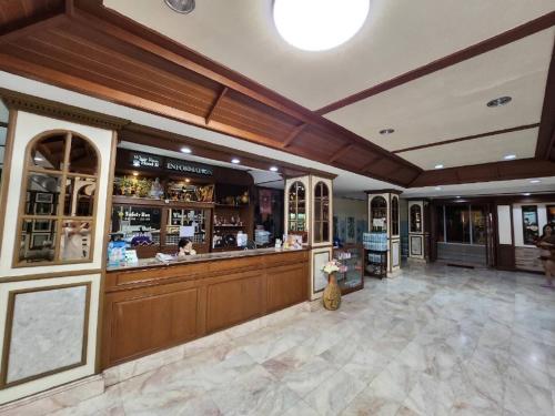White Rose Hotel II  - 로비
