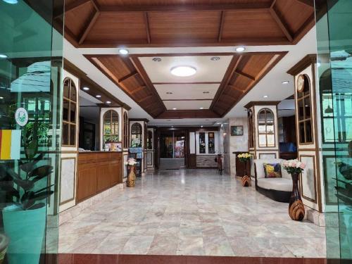 White Rose Hotel II  - 로비