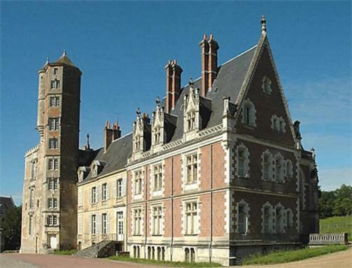 La Chauvelliere, un ecrin de verdure dans un cadre historique in Beaumont-la-Ronce