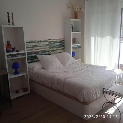 Estudio nuevo con terraza. Entrada independiente