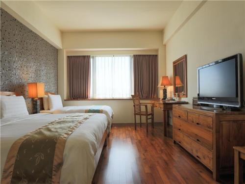 1 queen bed, 1 twin bed