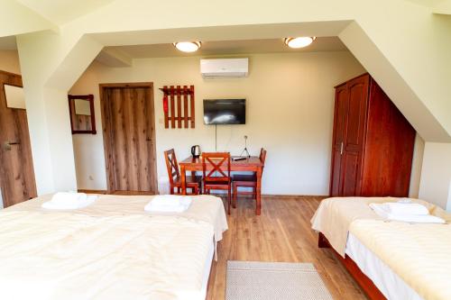 3 twin beds