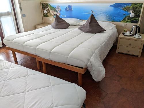 1 queen bed, 1 twin bed