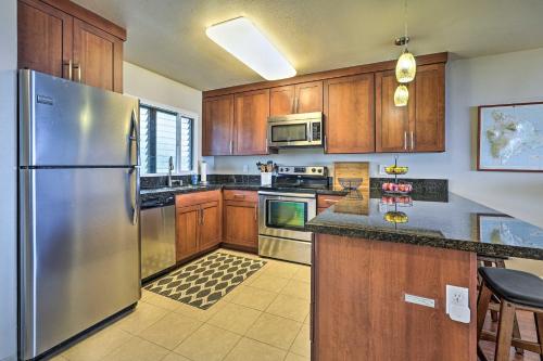 Kailua-Kona Coastal Condo with Lanai and Pool!