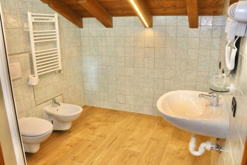 One-Bedroom Apartment image 3