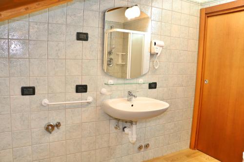 One-Bedroom Apartment image 1